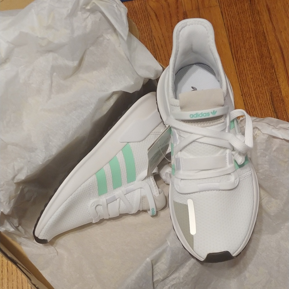 ✨Adidas kicks✨ - Picture 4 of 8